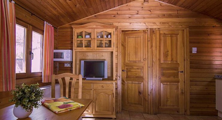 bungalows-camping-alparracin-4p-Salon-2
